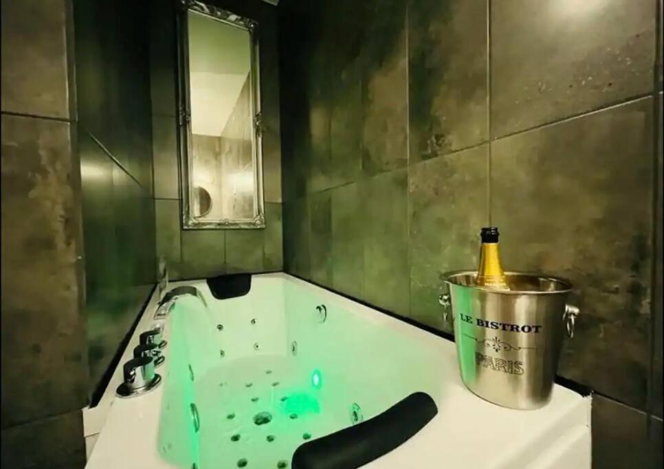 Orphelin Avec Balneo Proche Centre Apartment *